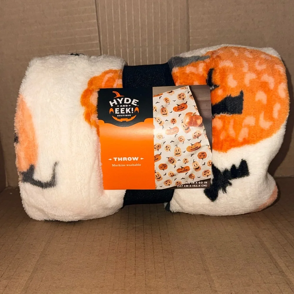 HYDE & EEK Boutique Pumpkin & Bat Plush Throw / Blanket